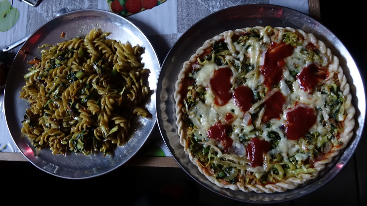 Макароны и пицца в гостевом доме в Лангтанге.