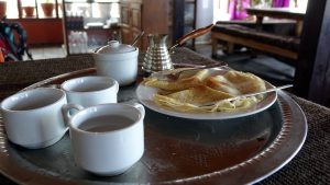 Домашние блинчики и крепкий чай в Муктинатхе.